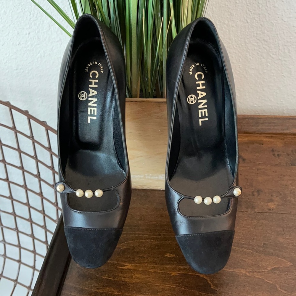 Stunning black with Pearl Chanel heels- so classy!
